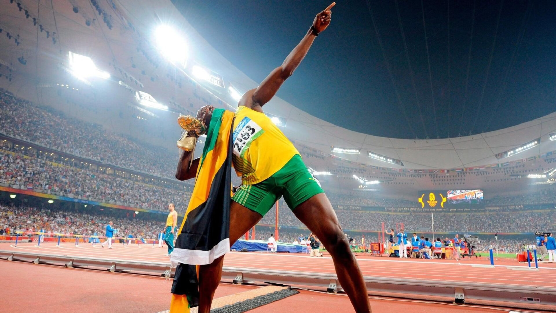 西班牙青少年骑手理查德·基尔克高德在国际马术比赛中获得银牌,展现潜力。